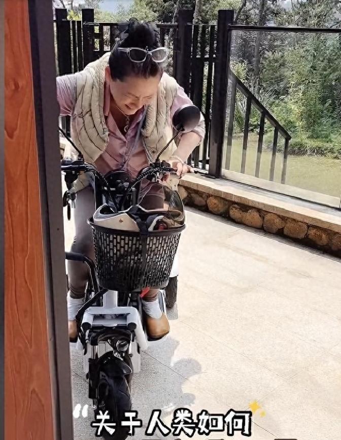 62岁何赛飞现状:住杭州别墅,骑电车接地气,儿子帅