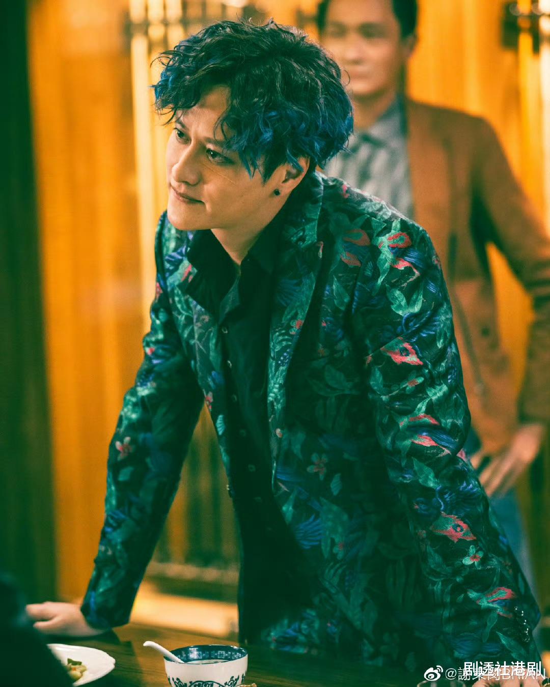 TVB离巢小生晒近况!身材圆润不少,穿破洞T恤逛街被指经济有问题