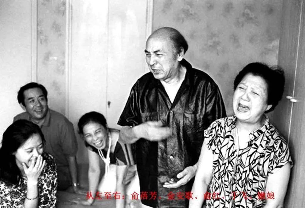 曹可凡探望老舅妈,近百岁仍记戏词,丈夫是《羊城暗哨》老戏骨。