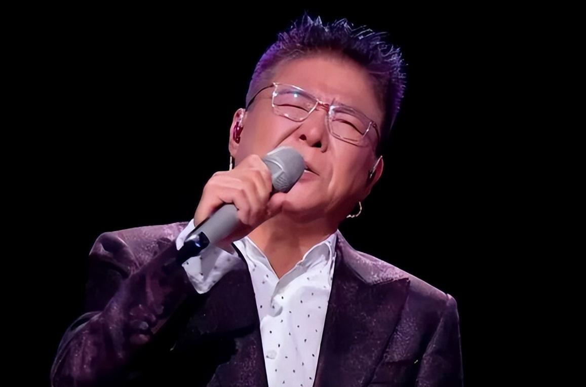 假唱翻车,真唱跑调!2025大湾区晚会简直灾难现场,还好有他救场