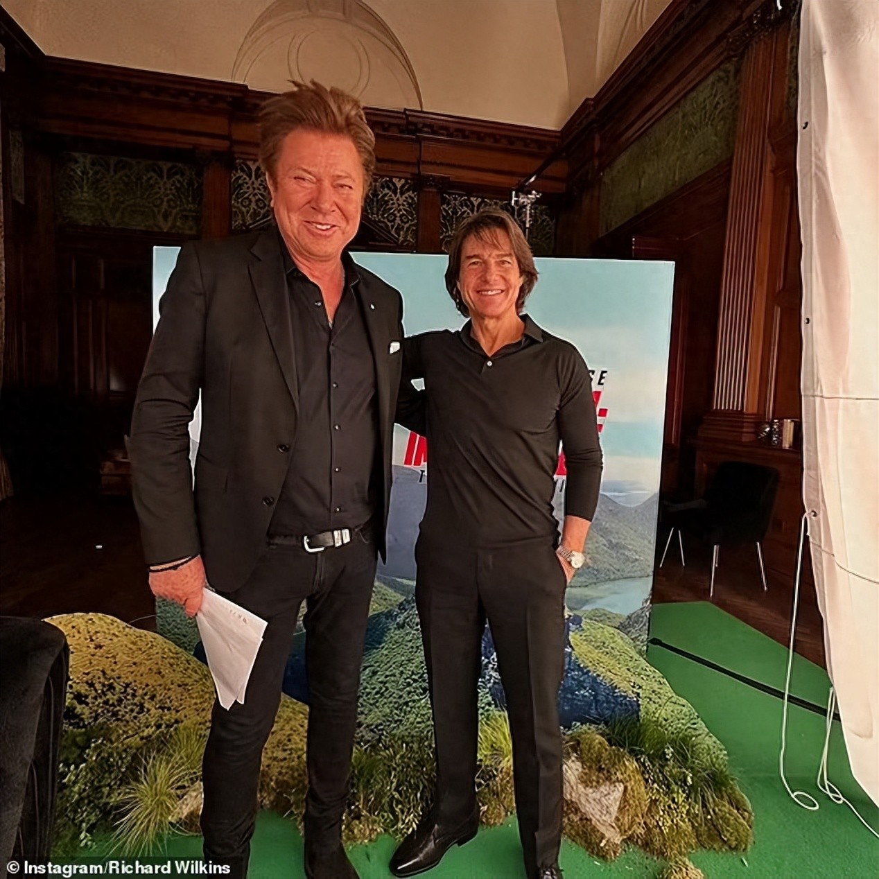 63岁阿汤哥真实身高引关注，硬汉常用“增高神器”，总能秒变180