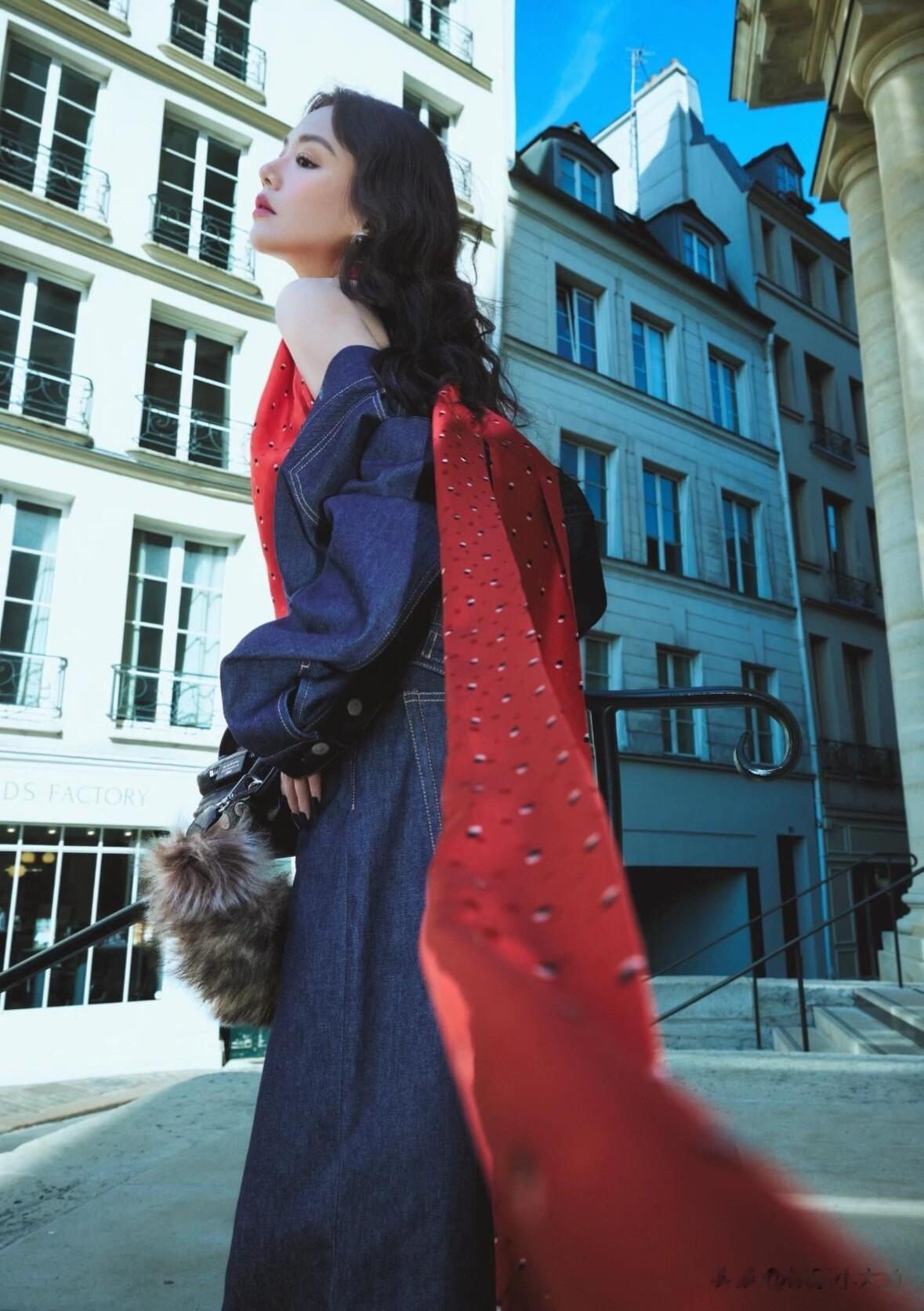 马思纯亮相巴黎看秀，穿牛仔外套配红衣，姐最近状态简直好到爆