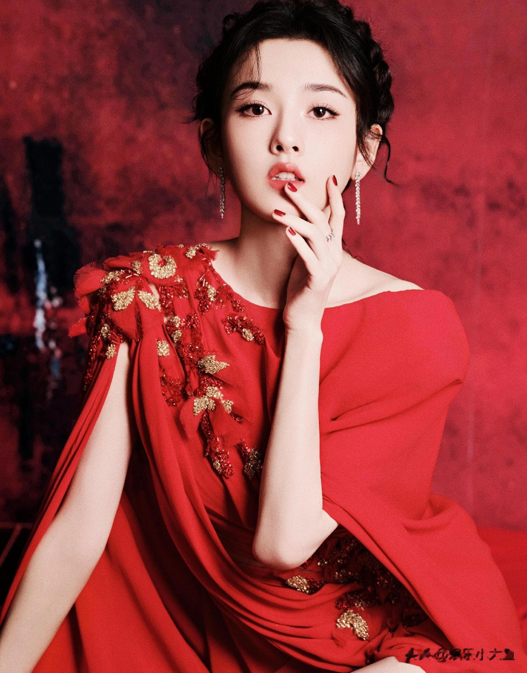 宋祖儿出席星光大赏红毯，一袭红色开叉礼服裙配盘发，美得好耀眼
