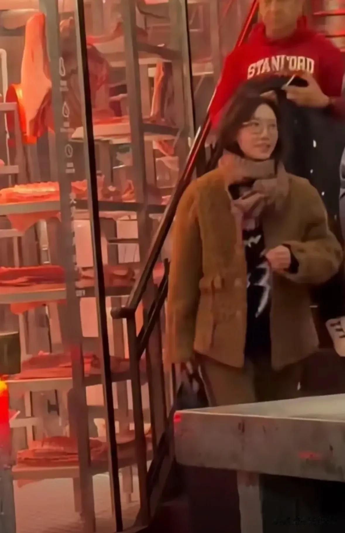 佟丽娅高露私下聚餐，丫丫迷糊忘带手机，高露十万外套低调似路人