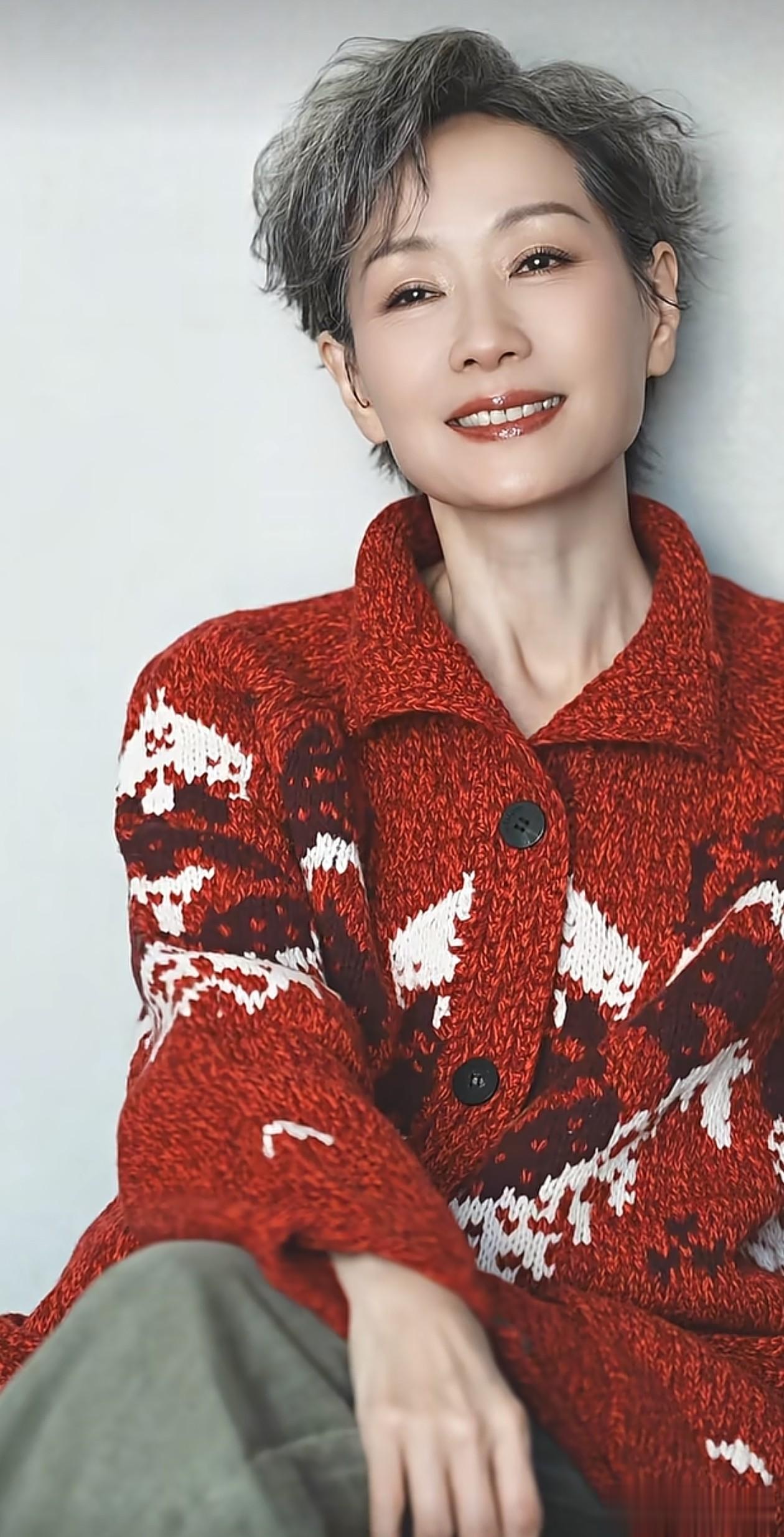 62岁叶童冬日穿搭：短发+毛衣外套+阔腿裤，减龄洋气，美出新高度