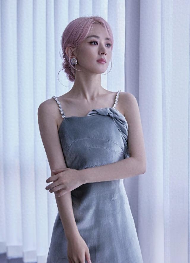 赵丽颖时尚变身：丝绒闪钻裙与优雅长裙，完美展现多元魅力！