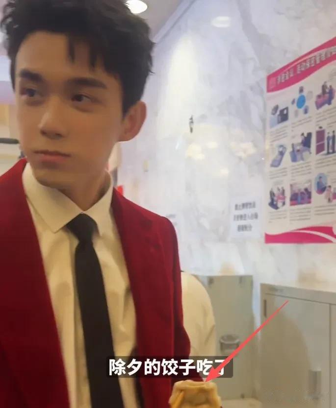 春晚幕后伙食曝光，明星彩排也吃盒饭，湖北春晚有热汤获好评