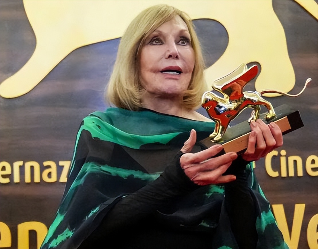 舒淇抵达威尼斯电影节,穿背心低调不失优雅,亚洲巨星slay全场