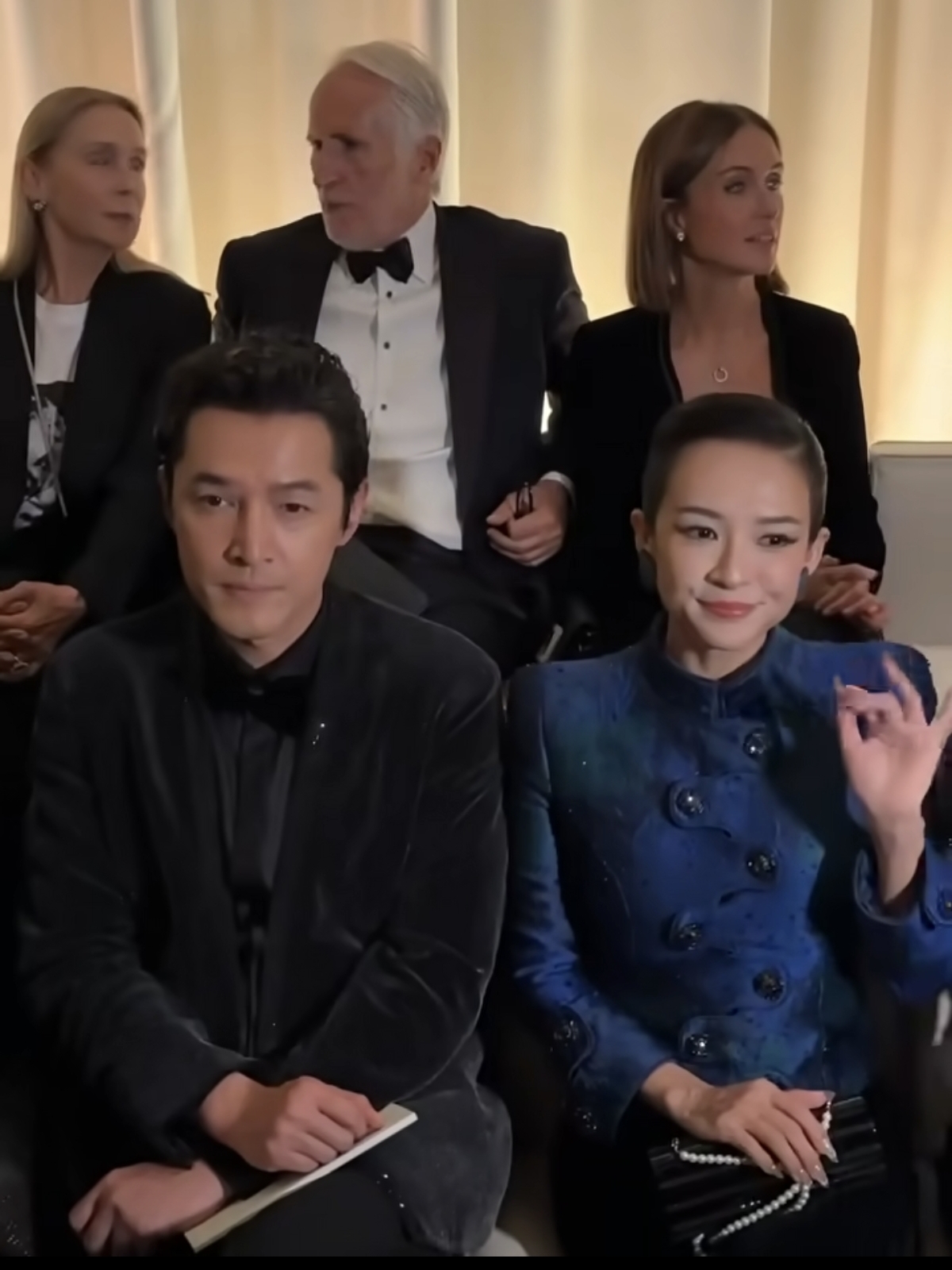 章子怡米兰时装周看秀，一身穿搭好有气质又白又美，还很松弛大气