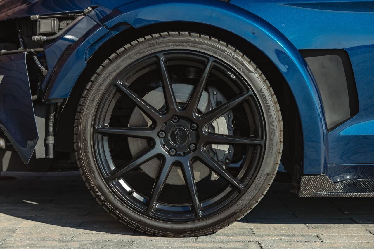 从银幕反派到收藏圣物，电影《变形金刚》里的福特野马霸天虎警车想要吗？