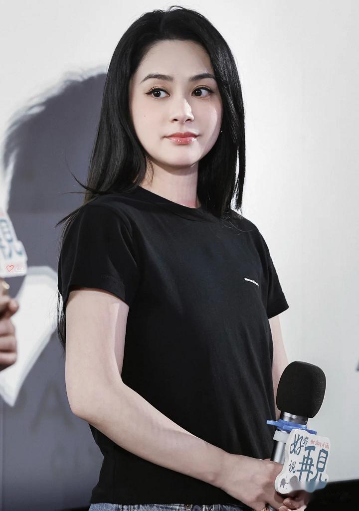 香港偶遇阿娇赵昭仪录节目!44岁阿娇瘦了好多,两人同框好美