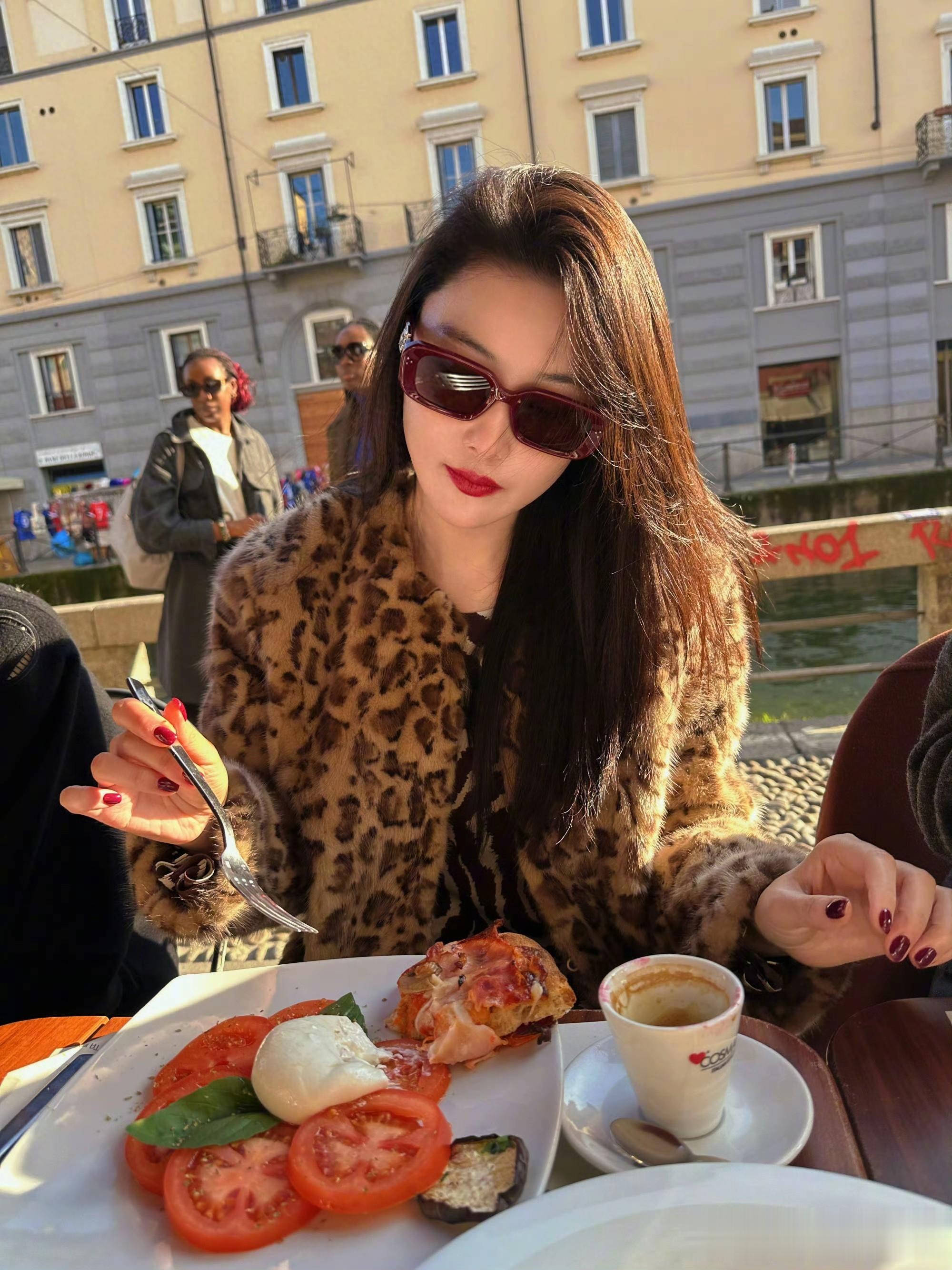 张馨予米兰街头豹纹穿搭,惬意享受意式美食,复古时髦感拉满
