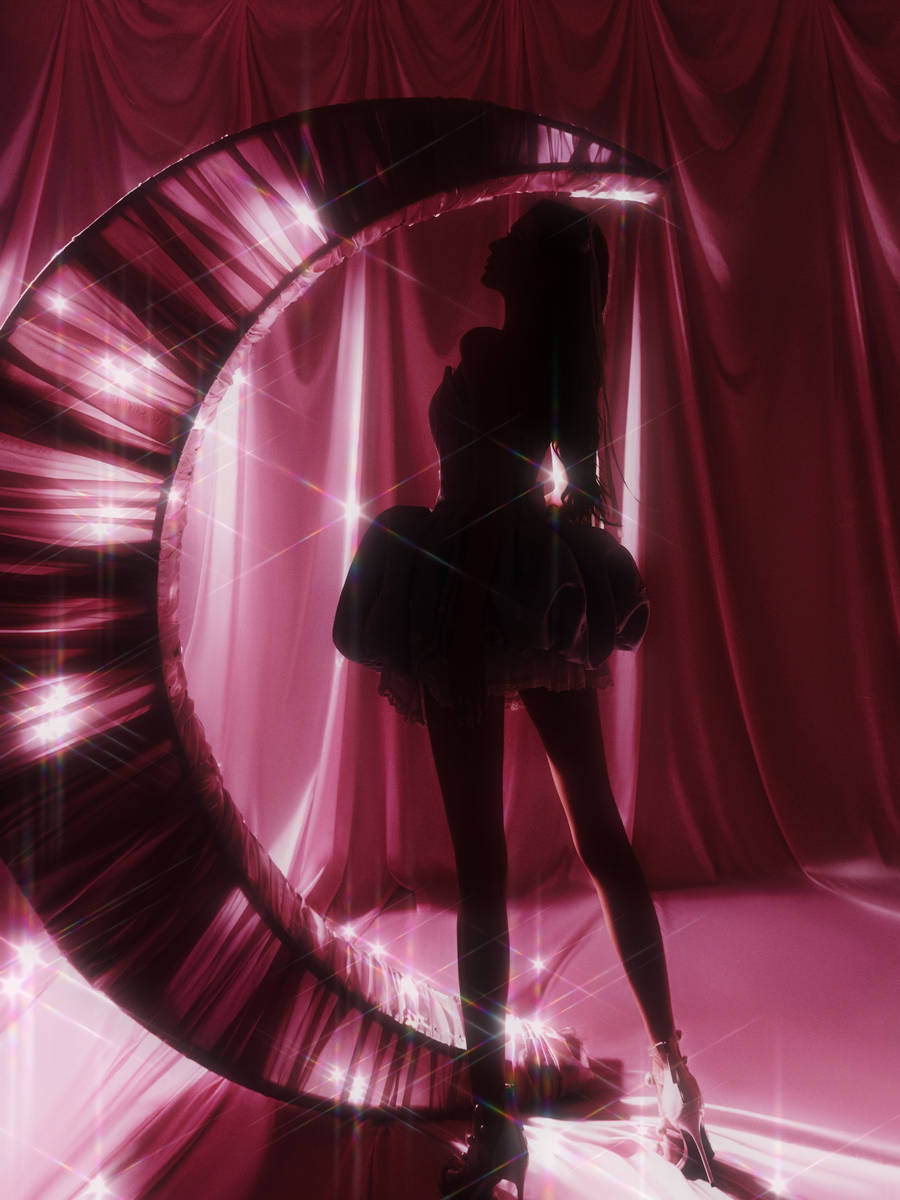 张予曦穿蓝色抹胸短裙秀好身材