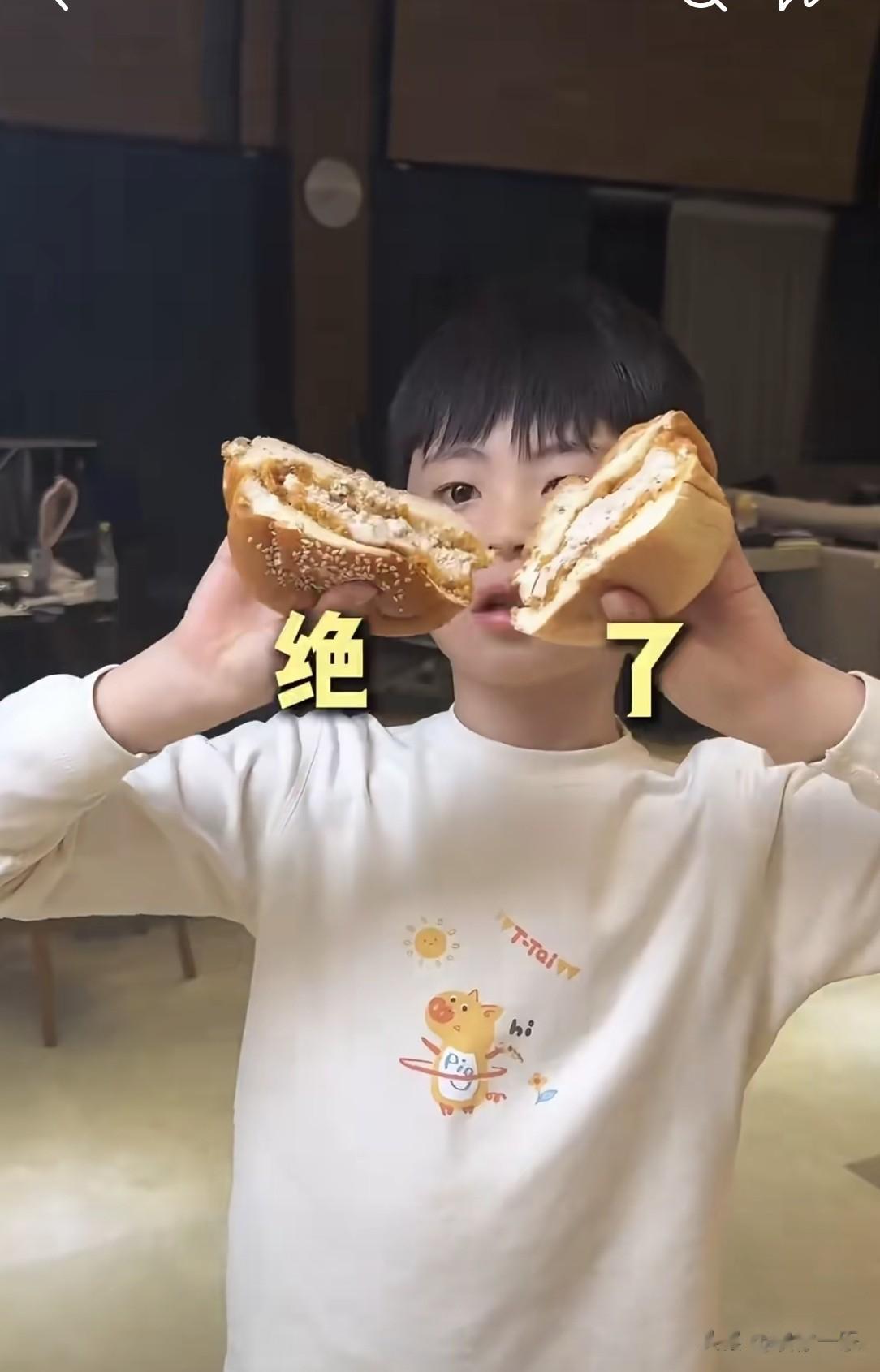 秋瓷炫给儿子做汉堡，大海不穿鞋乱跑，大方分给爷爷吃曝光家内景