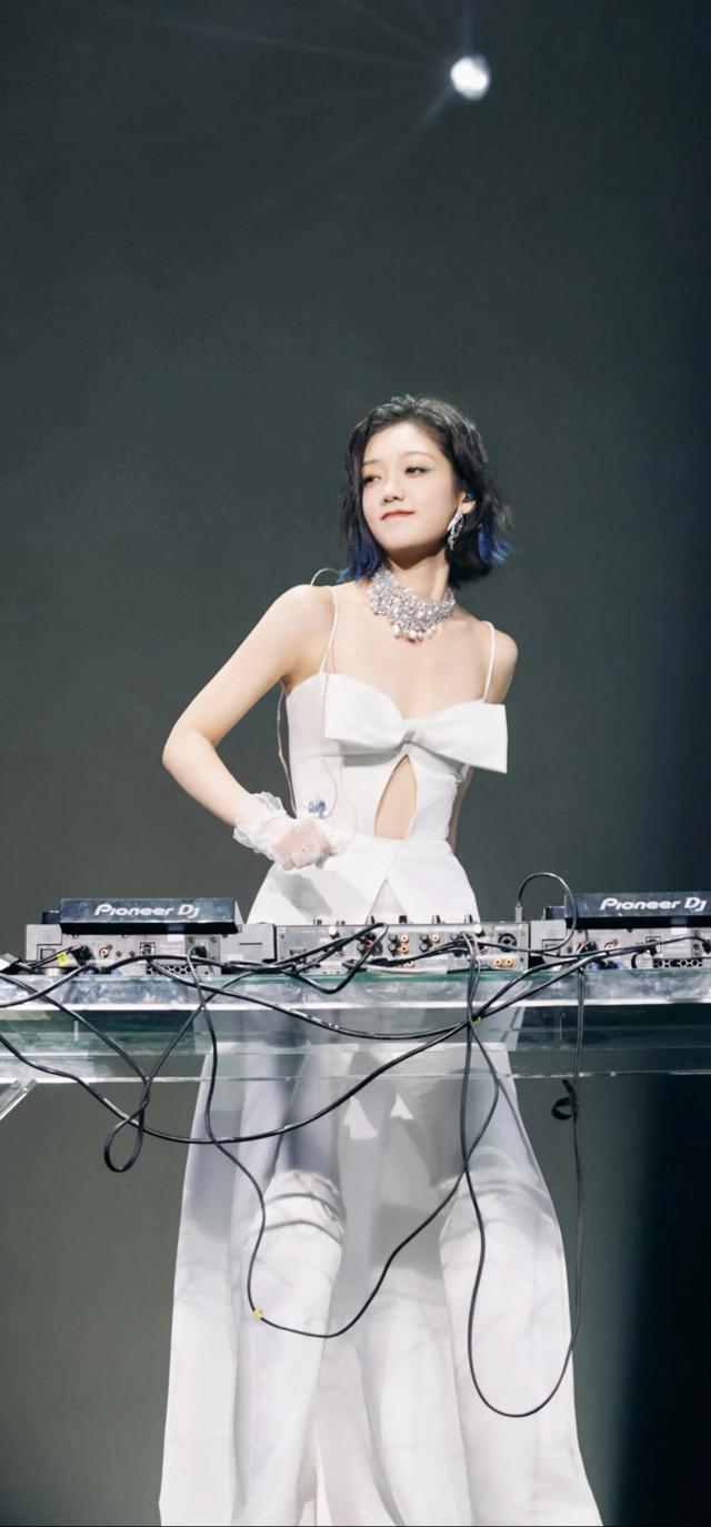 希林娜依高舞台绝美惊艳造型，希琳娜依高高清无水印壁纸