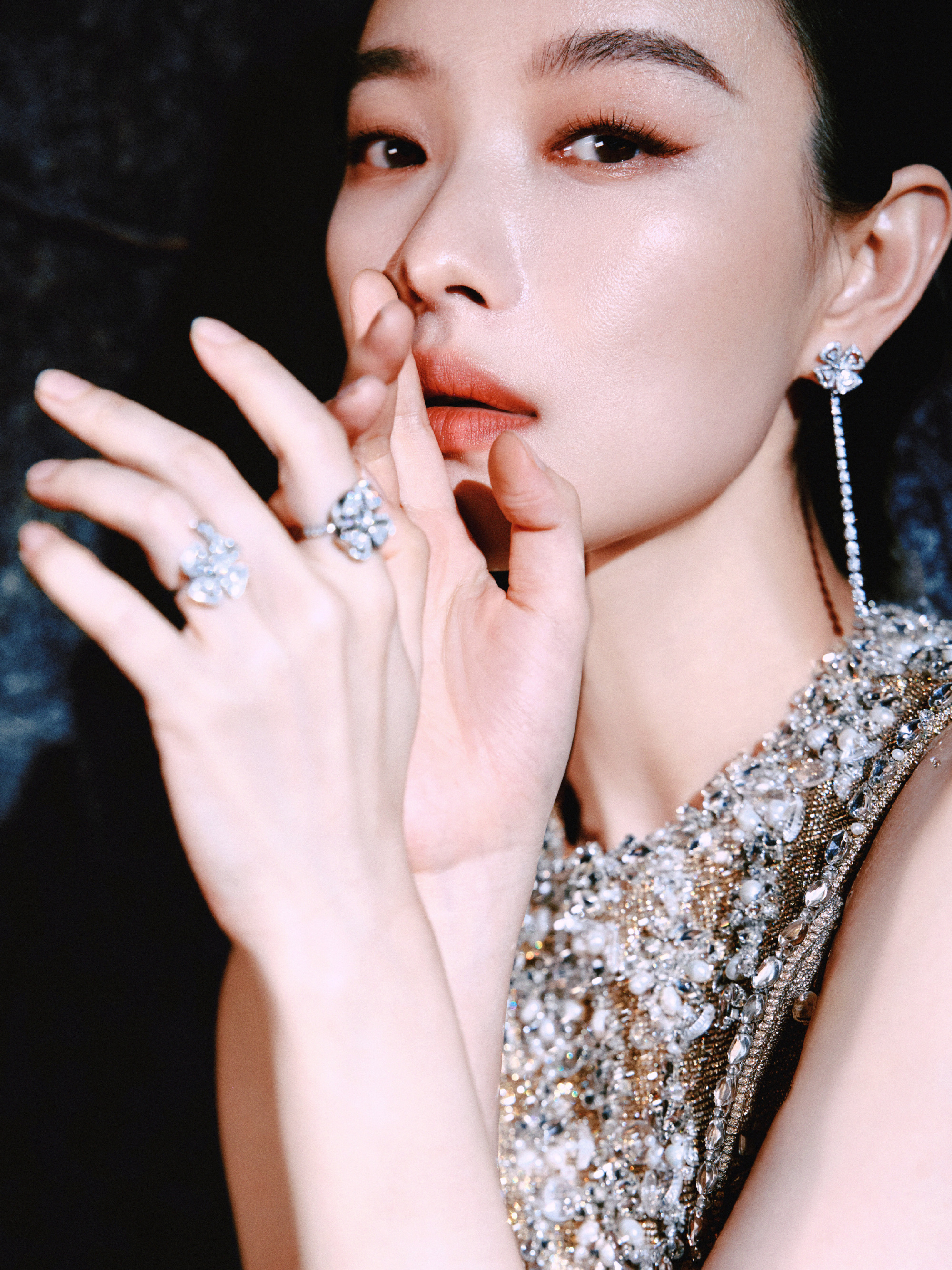 倪妮抹胸连衣裙，光影浪漫的表白