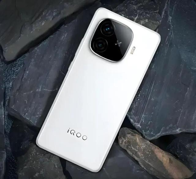 2025下半年,“价格腰斩”的四款手机,16+512G适合捡漏