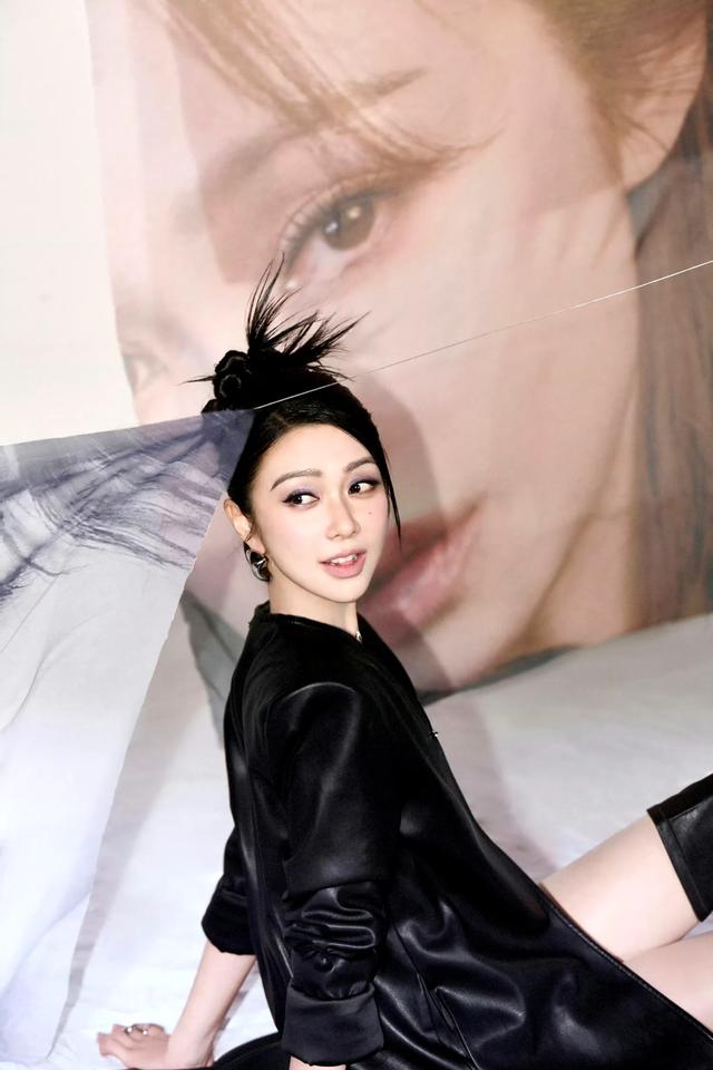 薛凯琪辣妹妆，又美又酷，吐槽不了一点