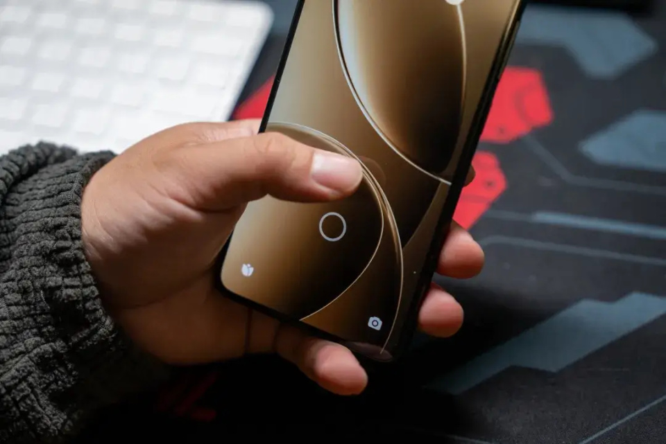 小米“堅(jiān)決清倉(cāng)”，從3999元跌至2464元，512GB旗艦降至“谷底價(jià)”