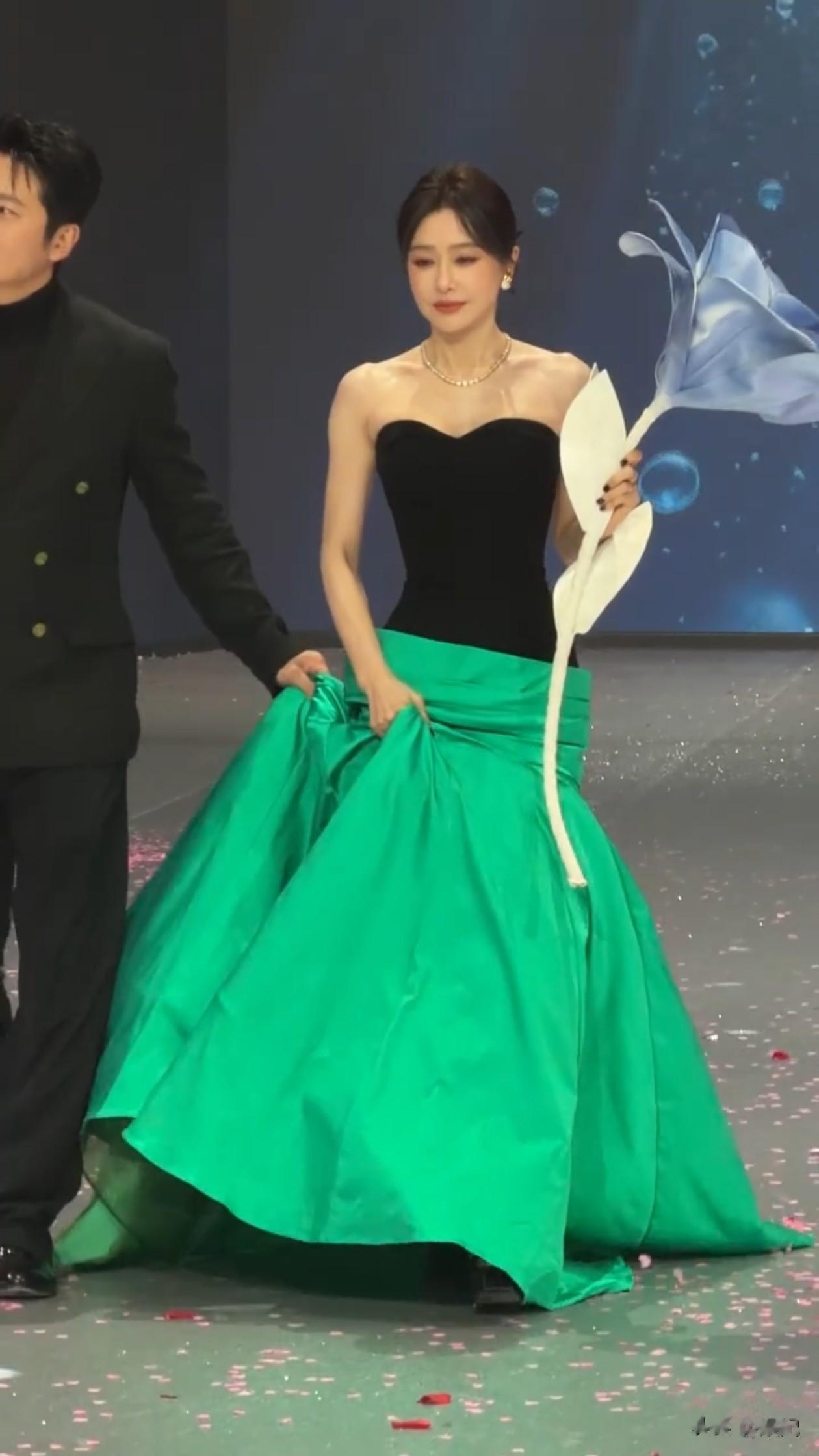46岁秦岚穿黑绿拼接抹胸裙亮相活动，尽显直角肩，嫩得像28岁