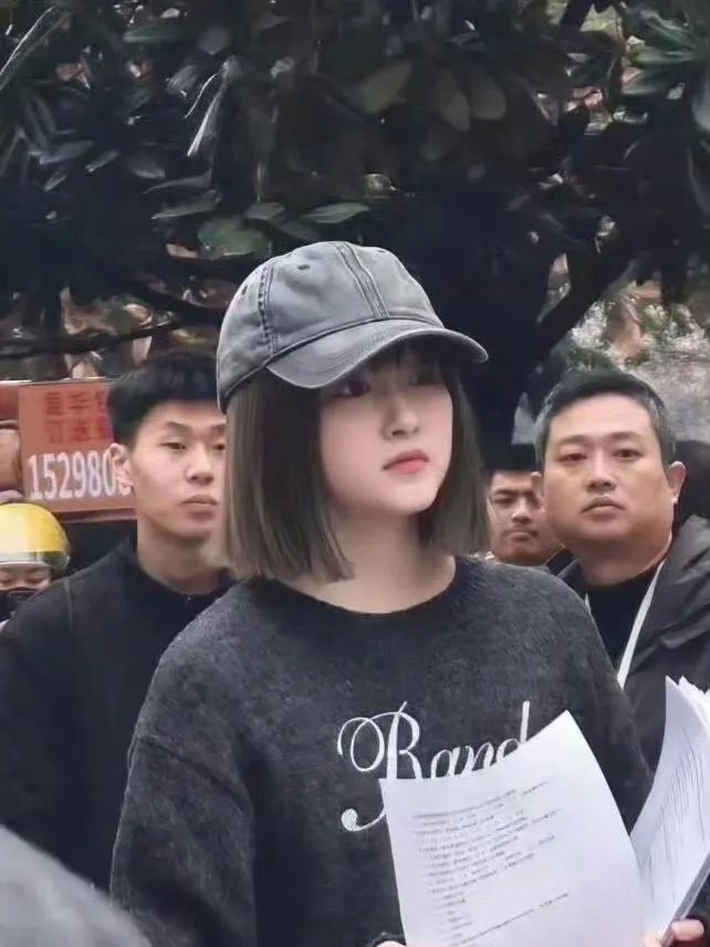 盘点这些年关晓彤穿衣翻车的名场面:哪次穿衣造型让你不忍直视?