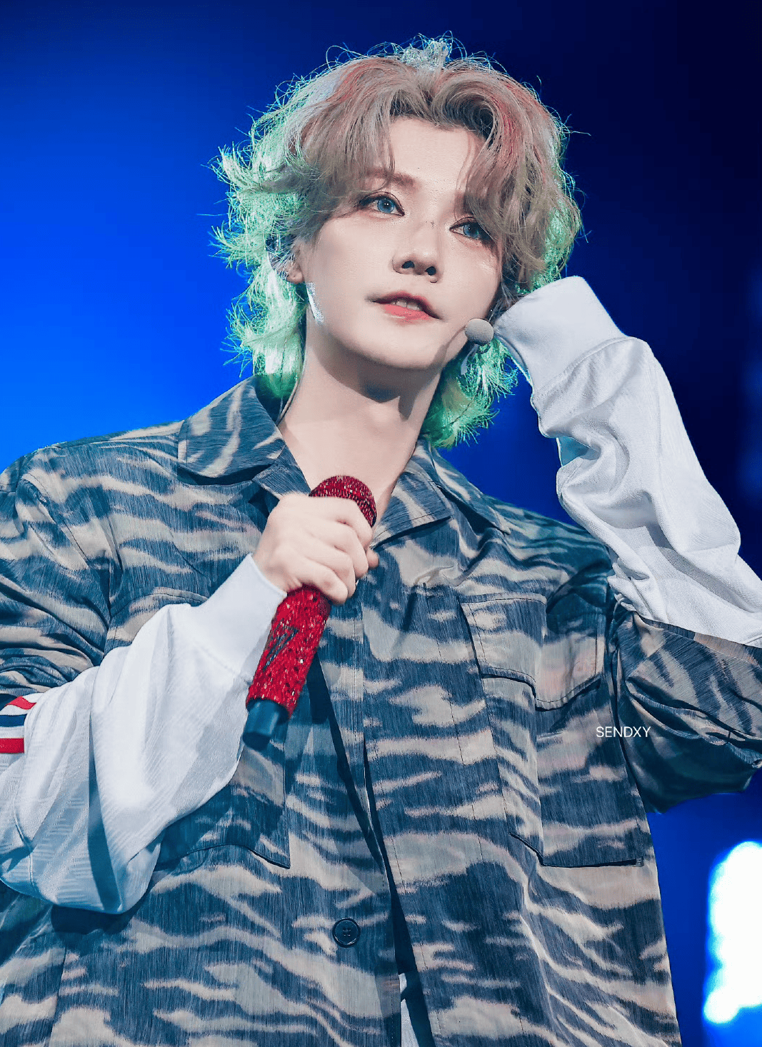 鹿晗“被表白”？伴舞的手机屏保亮了！