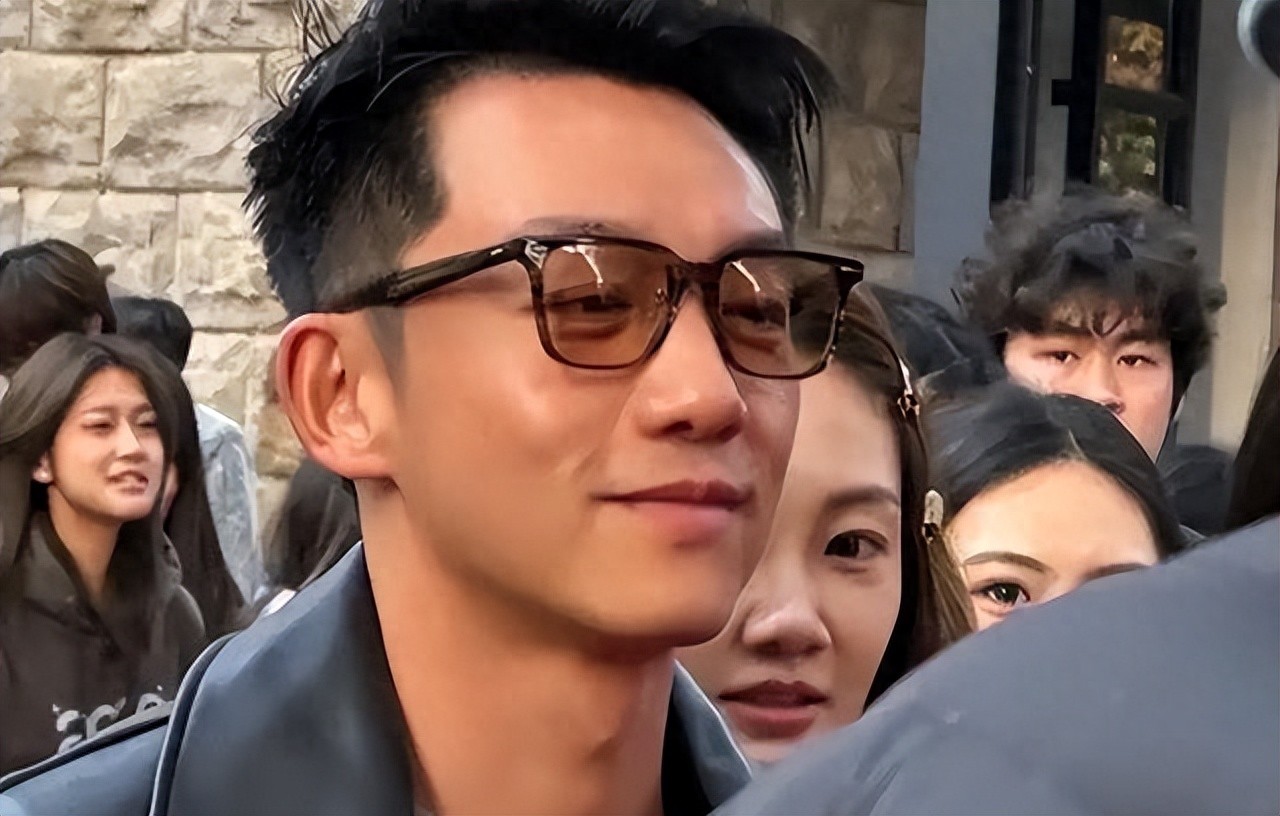 郑恺晒与陈赫等10人合影，被扒P掉7处烟盒打火机，遭吐槽