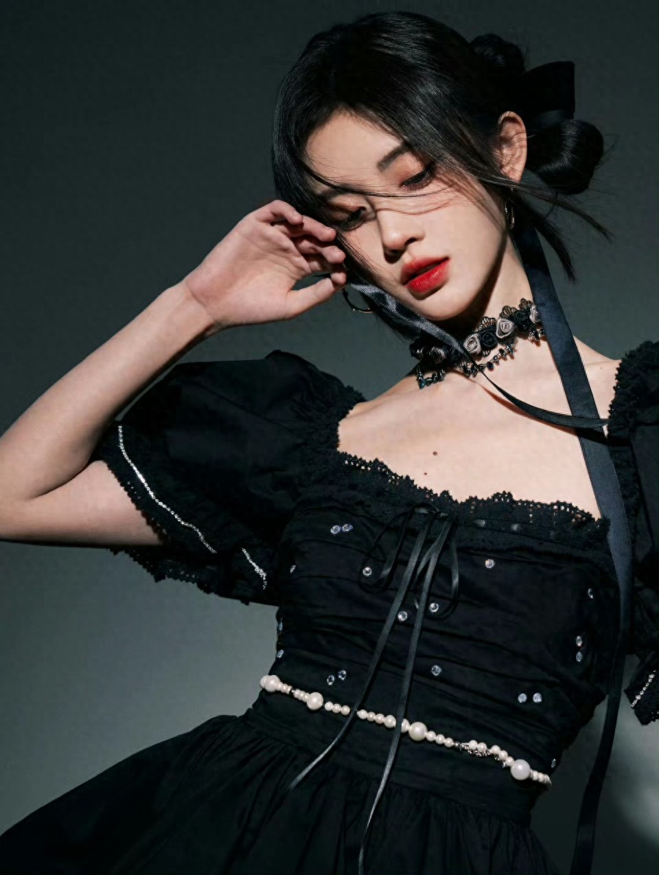 谁准她这么穿？鞠婧祎一身黑美到犯规，好身材藏都藏不住