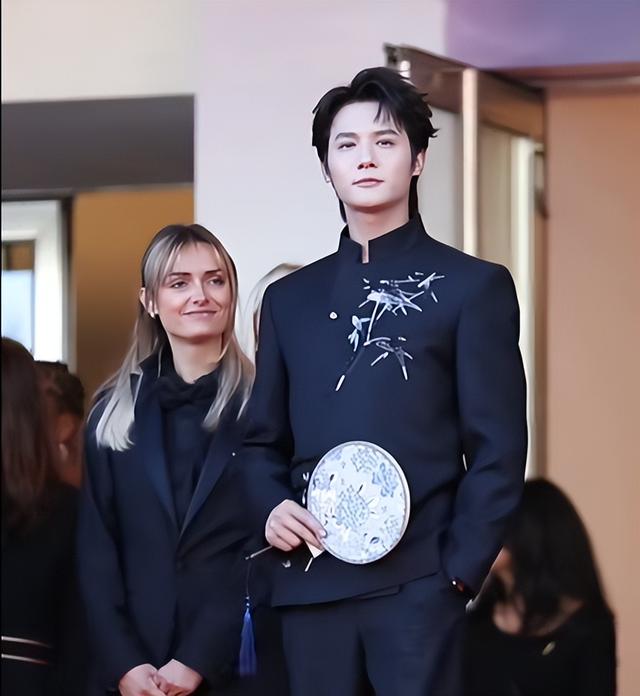 戛纳第四天，温峥嵘用力过猛，郑业成脸肿像大姨，钟楚曦大嘴抢镜