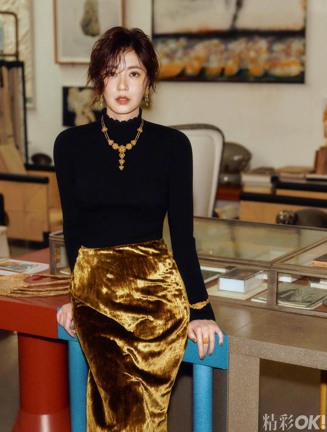 贾静雯戴黄金首饰登杂志封面，鹦鹉站在她肩上，短发的她很美！