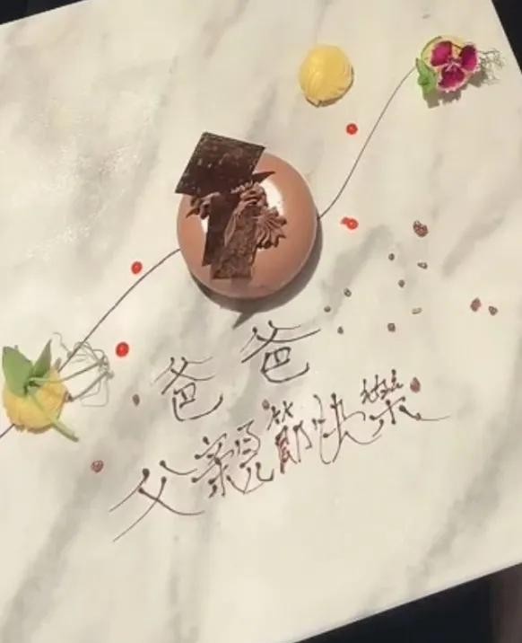 方媛深夜晒照祝郭富城父亲节快乐，一个细节疑暴露三胎孩子性别