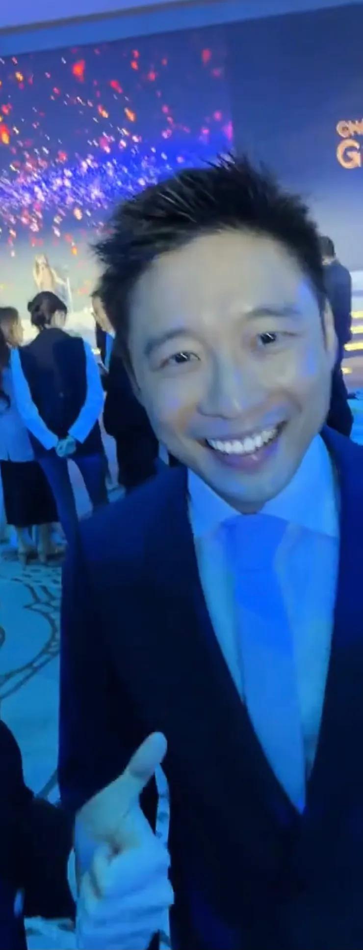 这一夜,郭晶晶戴黄金项链演讲,霍启刚穿中山装帅气,李宁很精神