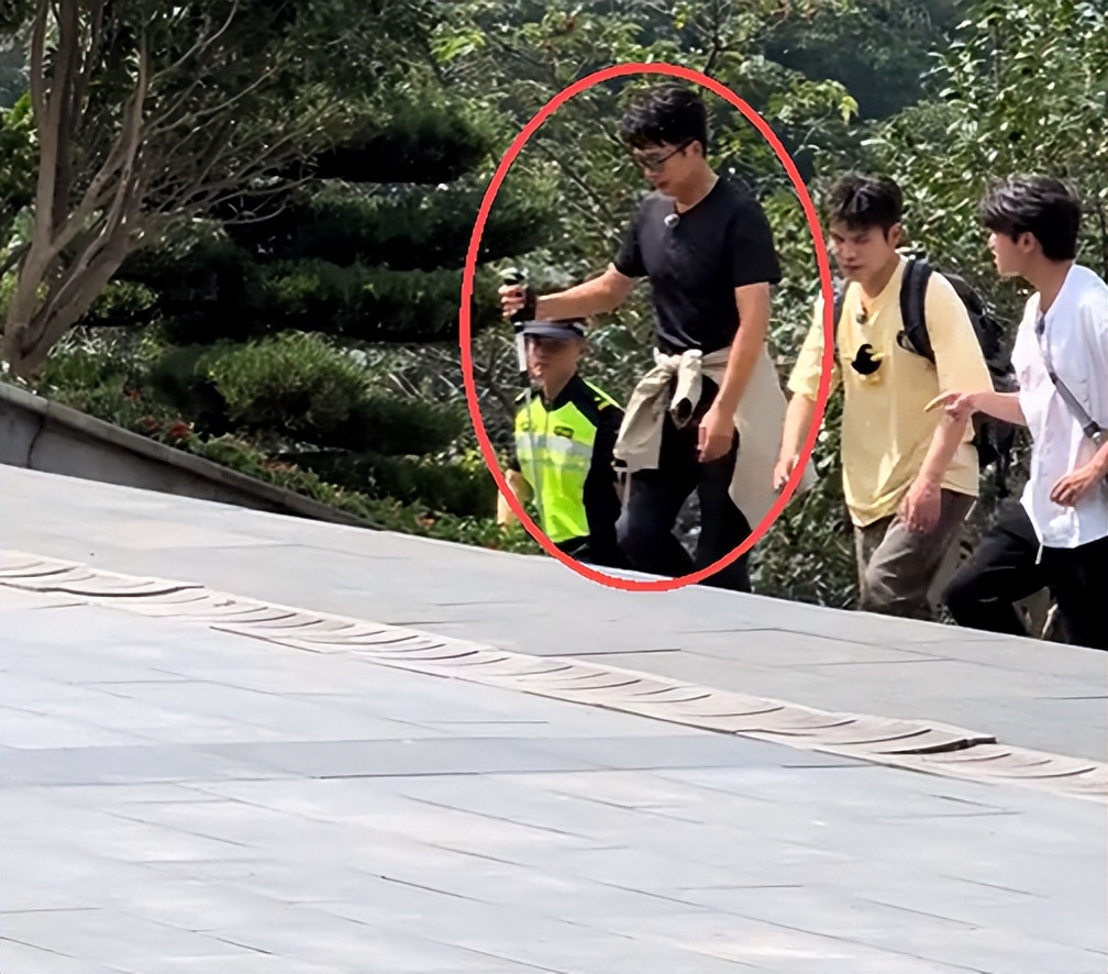 武当山偶遇明星，孙艺洲有胸肌，刘奕君不开心，广智被嘲像周饼伦