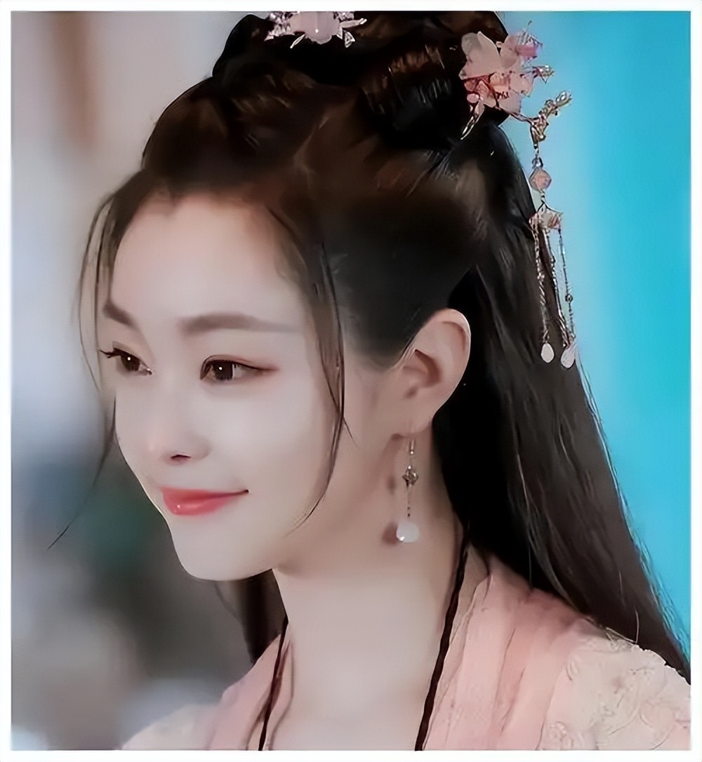 回应整容争议没48小时，央媒点名宋轶，没提网暴，却字字都在撑腰