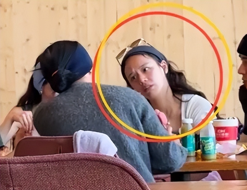 马思纯南京出席活动!穿超短裙腿又粗又壮,一身学院装撞脸王诗龄