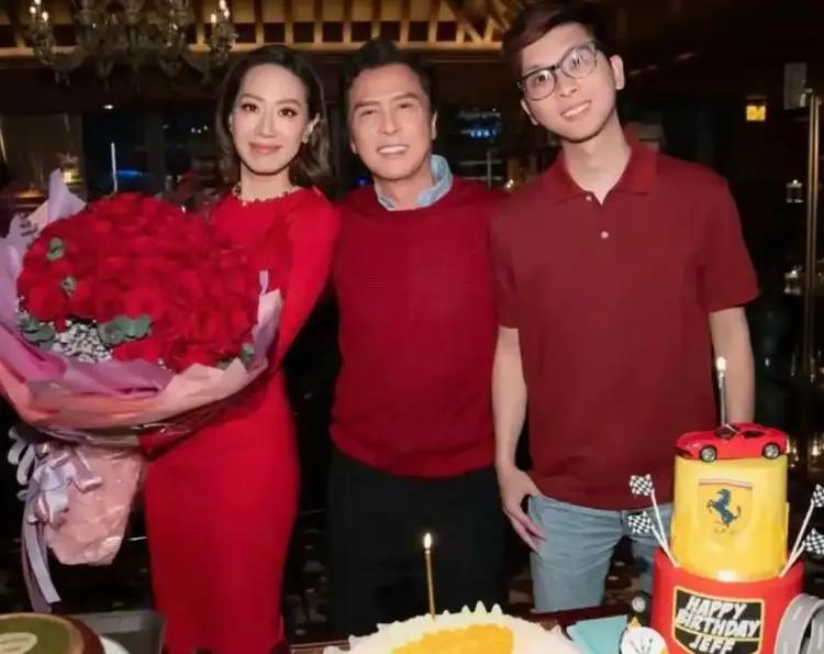 62岁甄子丹与妻子汪诗诗为68岁岳母庆生，三人同框他比岳母还显老