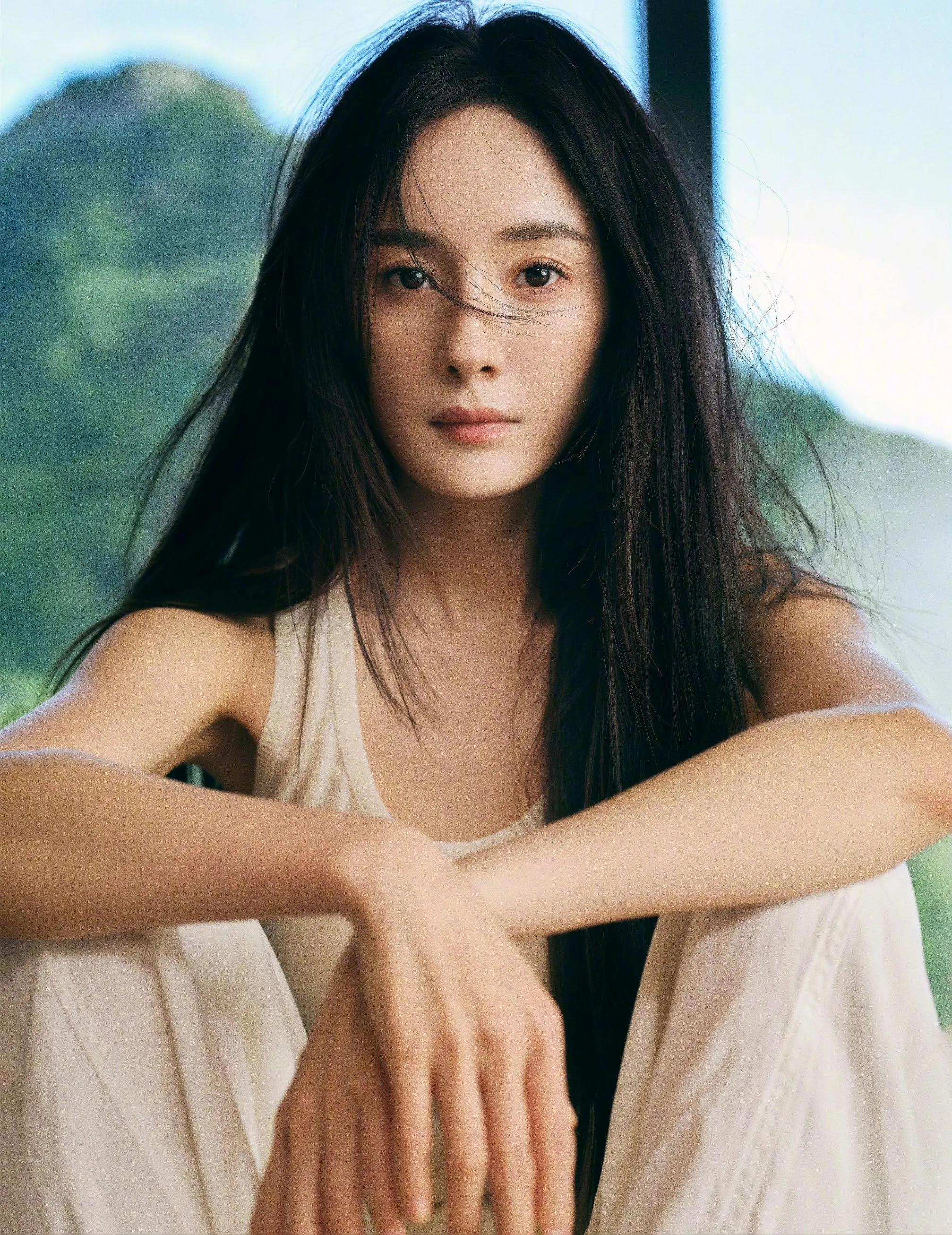 杨幂大道至简,简单的衣服也这么好看