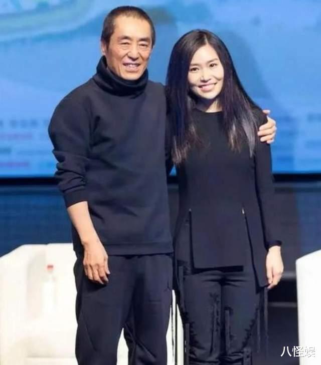 75岁张艺谋飞瑞士和女儿张末过年,穿爱马仕好时髦,挡住脸也就40