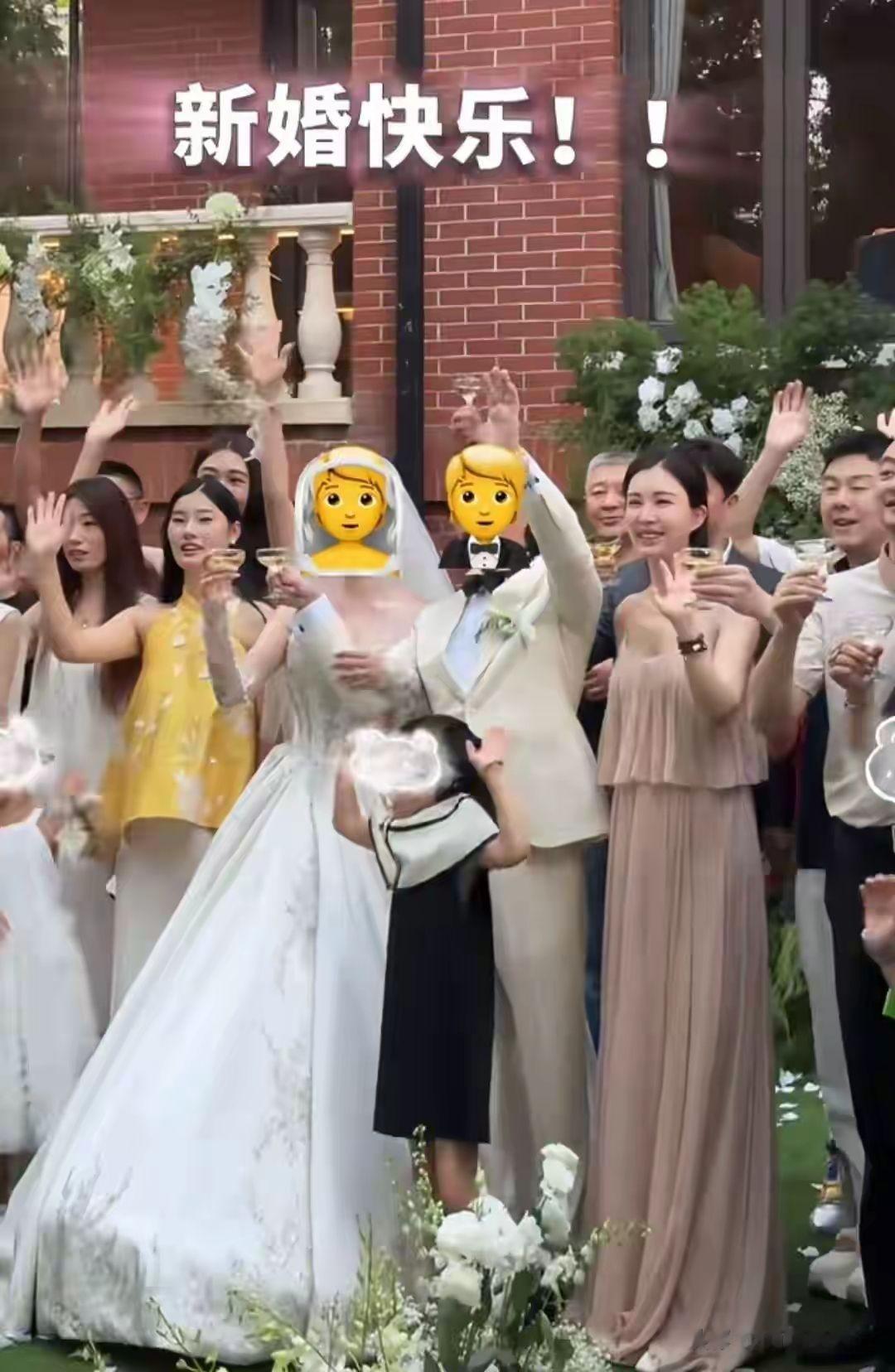 田朴珺参加哥嫂婚礼形象被嘲讽，丈夫并未出现，两人感情引争议