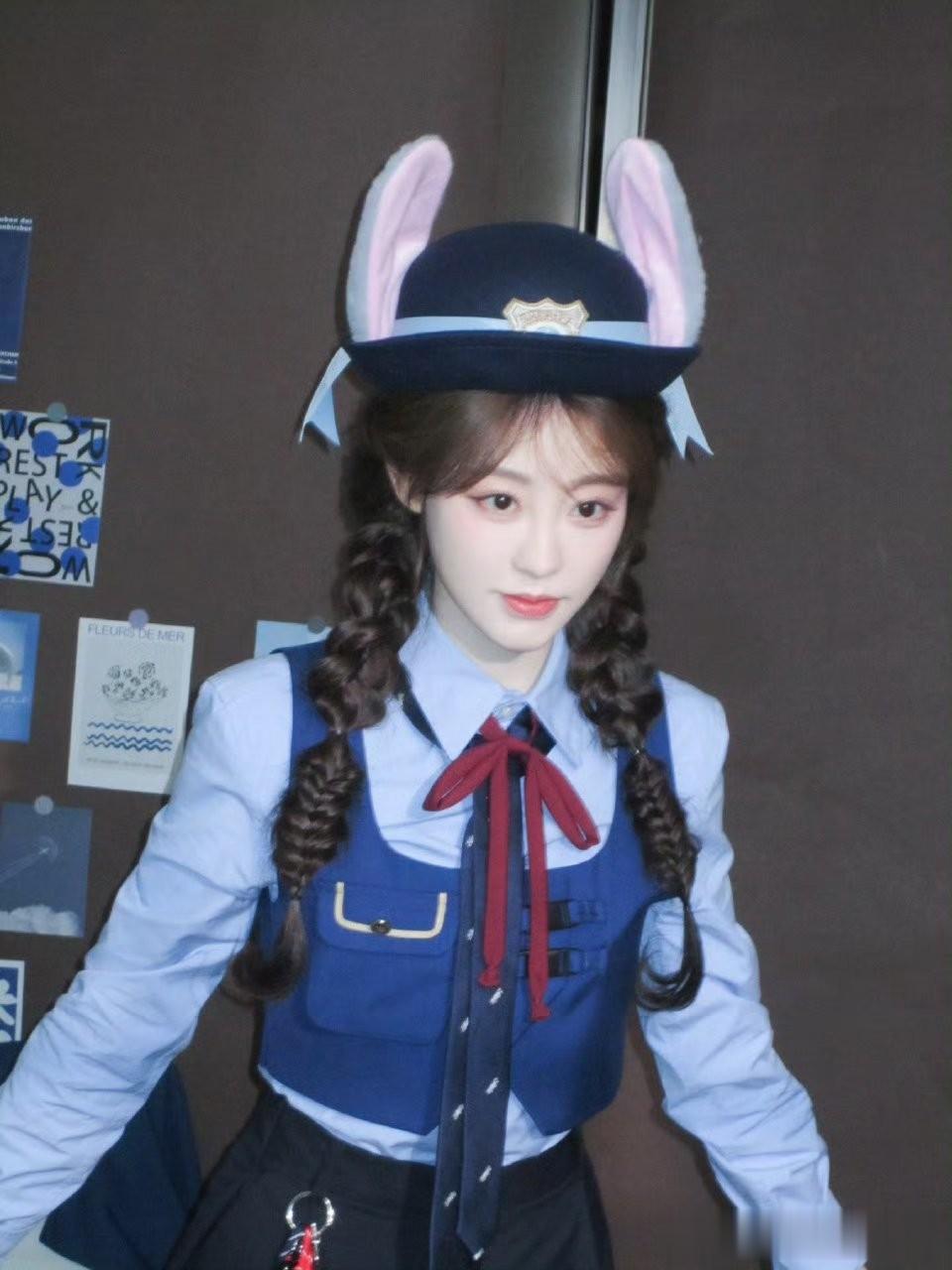 祝绪丹穿蓝制服搭兔耳帽，俏皮又灵动超吸睛