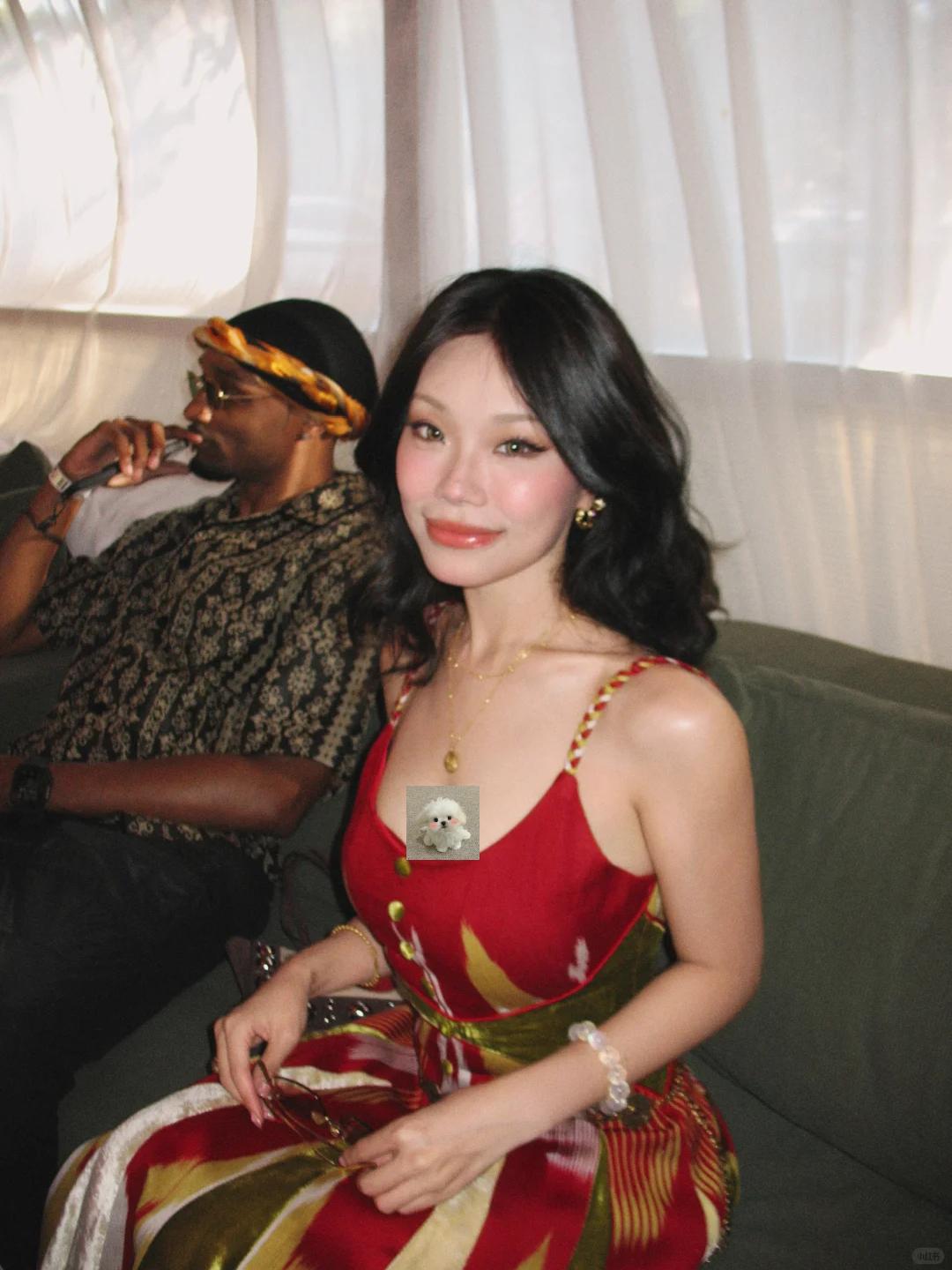 31岁万妮达参加婚礼！穿红裙大秀好身材，黑人男友打扮土气还显老