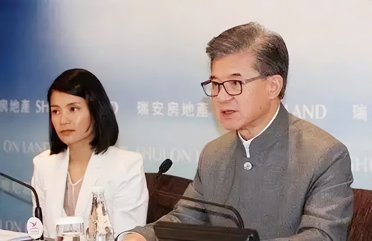 罗康瑞也没想到，他狠心抛弃的前妻，现在儿女为她狠狠出了一口气