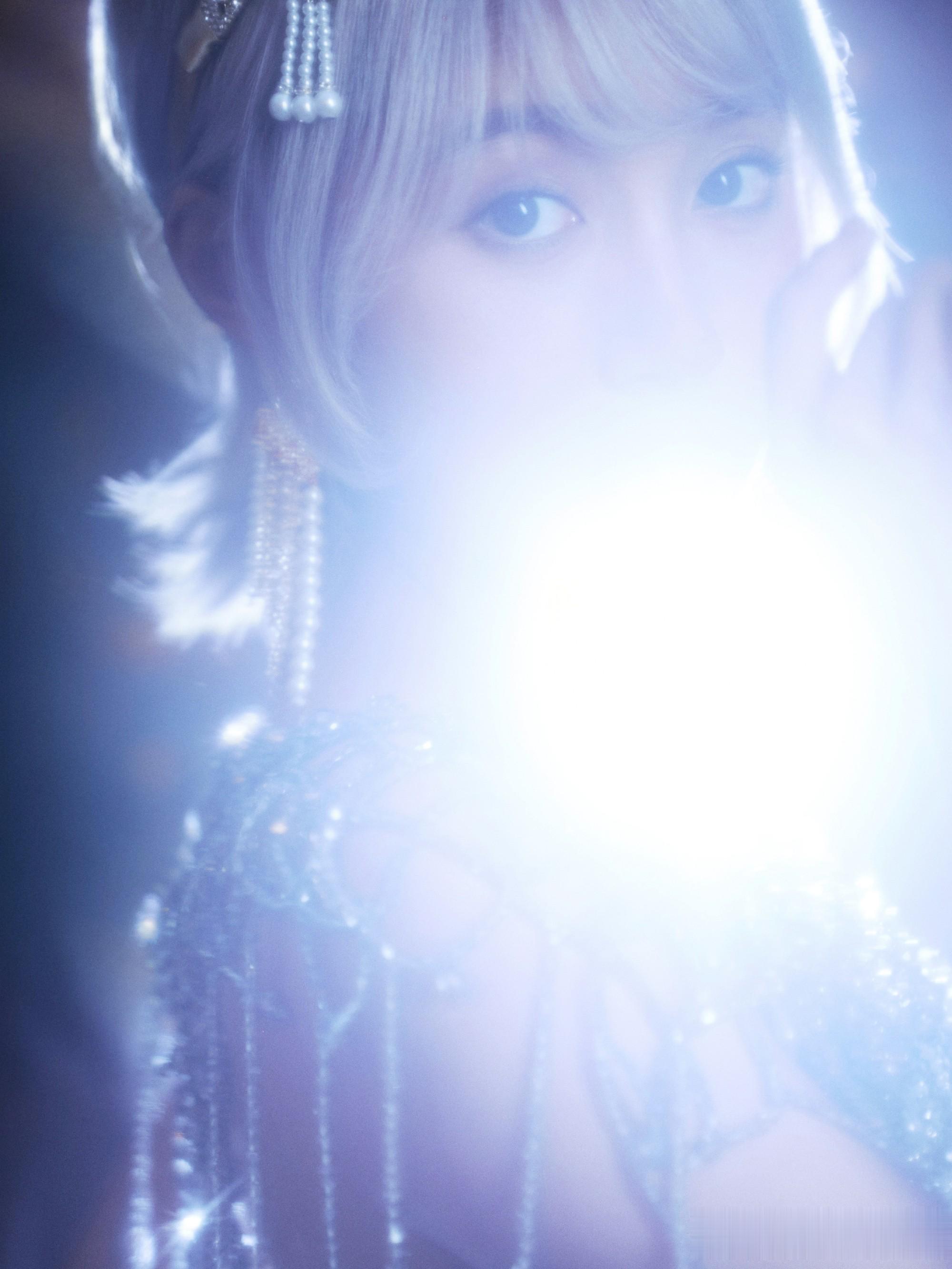 关晓彤银发白纱造型:珍珠钻石交织,梦幻如流光星河