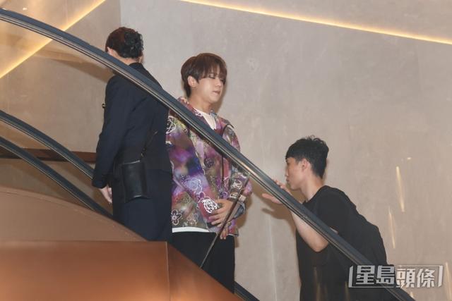 姜涛堕海 | 姜涛手部伤势曝光，两前臂伤疤逾20个：酷酷的手臂