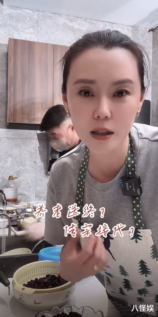 “富婆专业户”梁爱琪首晒老公，丈夫老实憨厚，俩人是丁克没孩子