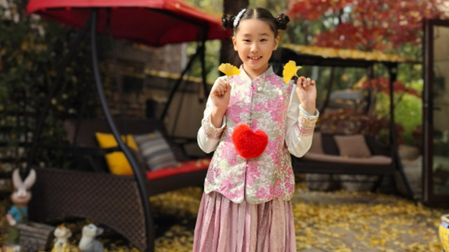 赵文卓妻女北京别墅赏秋，院里满是落叶，仨子女只有小女儿留身边