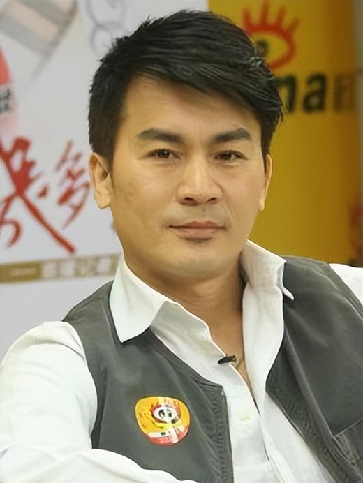 实现财富自由后，他选择移居美国，住豪宅开豪车，无妻无子很潇洒