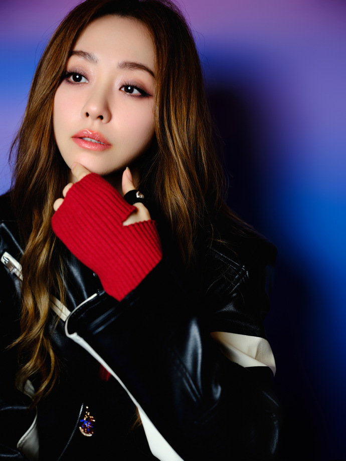 张靓颖今日份营业美照，怼脸拍简直太有韵味了