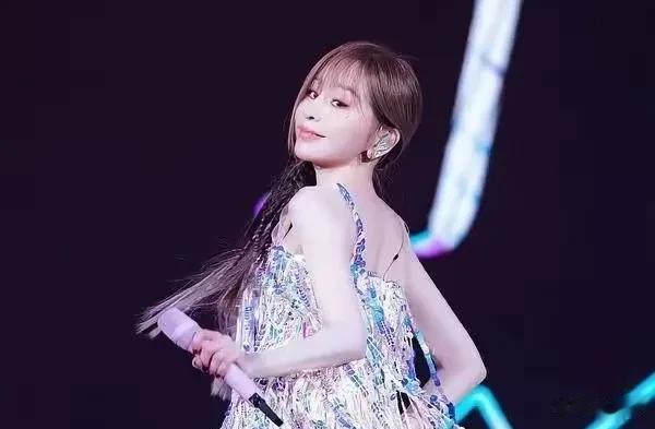 王心凌阿Sa同框太狠！42岁穿百褶裙像高中生 158cm显高公式被疯传