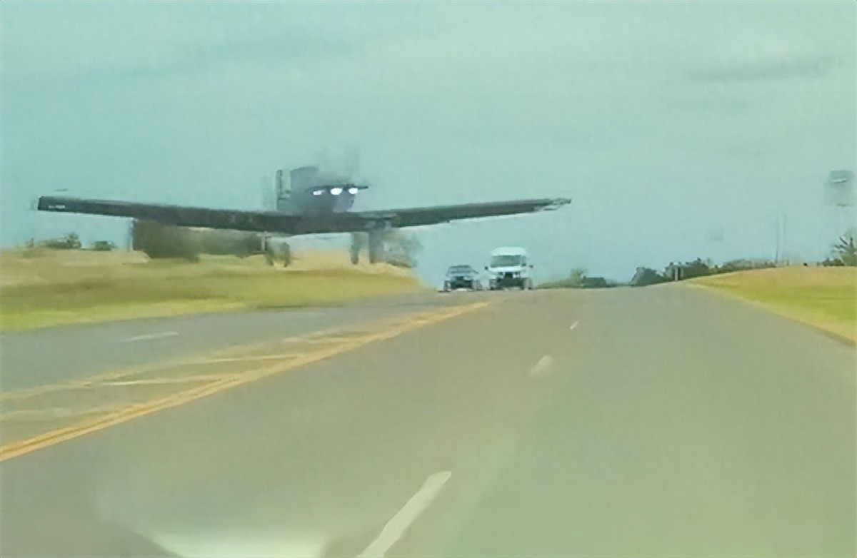 傳美國一輛特斯拉用FSD避讓墜毀飛機 司機辟謠：我手動操作的